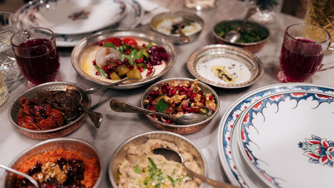 سفرة فيها أطباق مزّة صغيرة ومشروبات