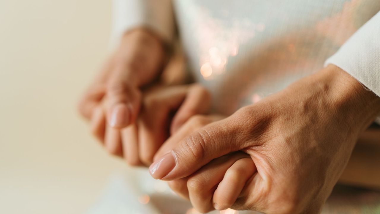 إيدين ماسكين بعض برفق، لقطة قريبة