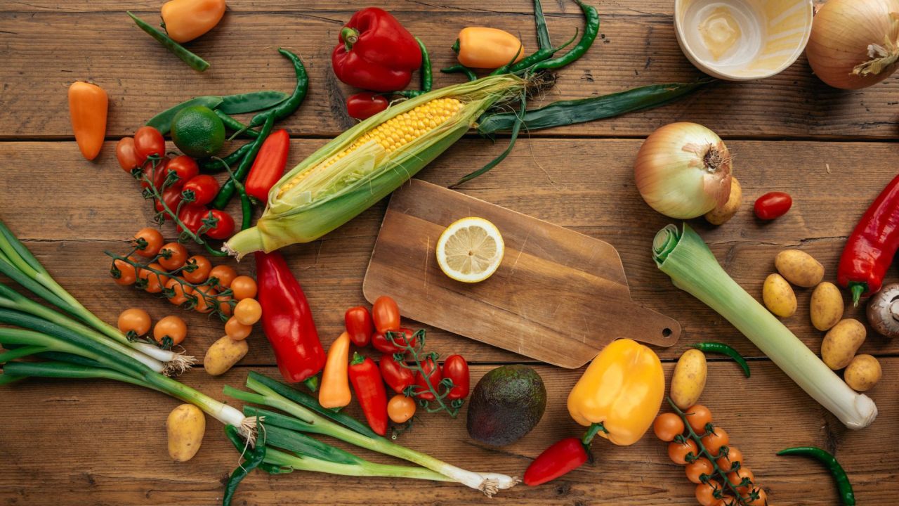خضار وفاكهة طازة على ترابيزة خشب